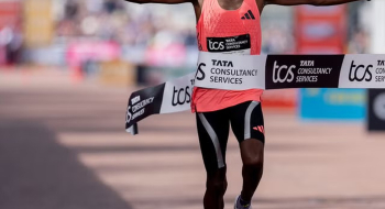 Queniano se torna primeiro atleta a correr maratona abaixo de 2 horas